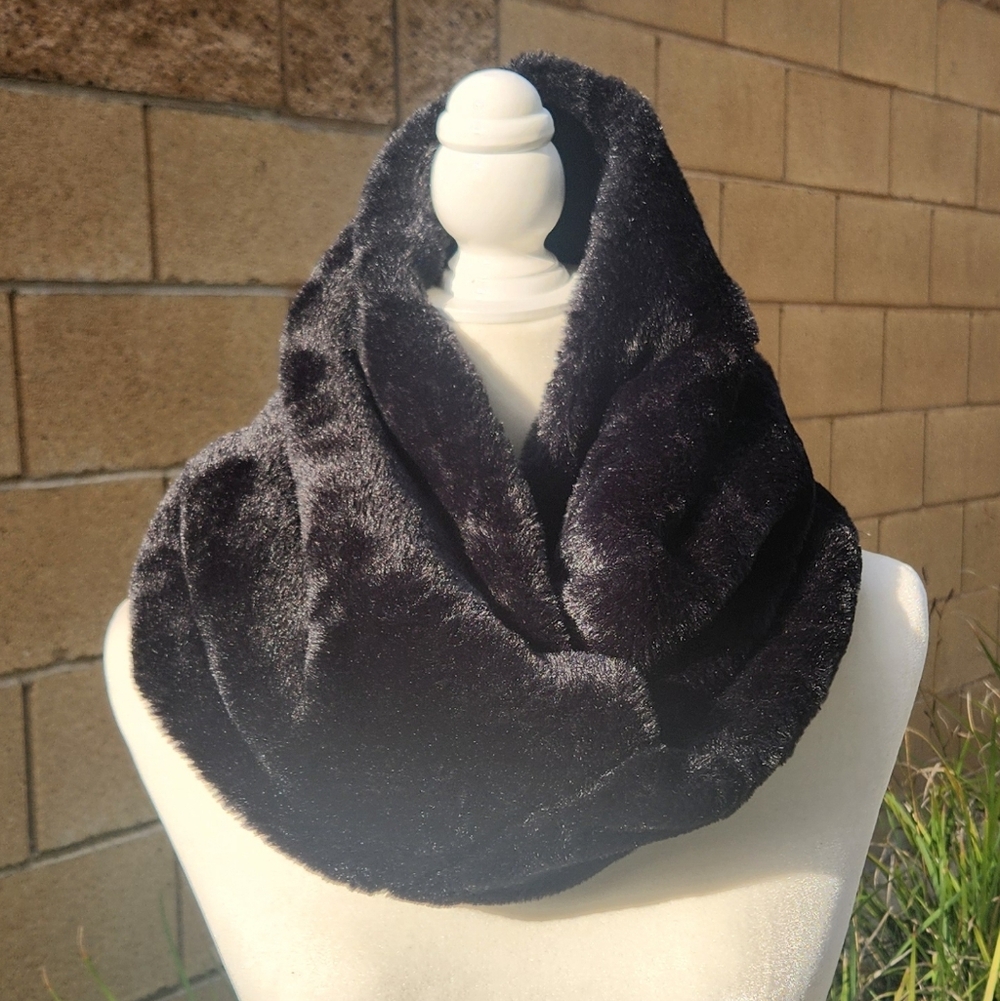 Luxurious Black Faux Fur Infinity Scarf